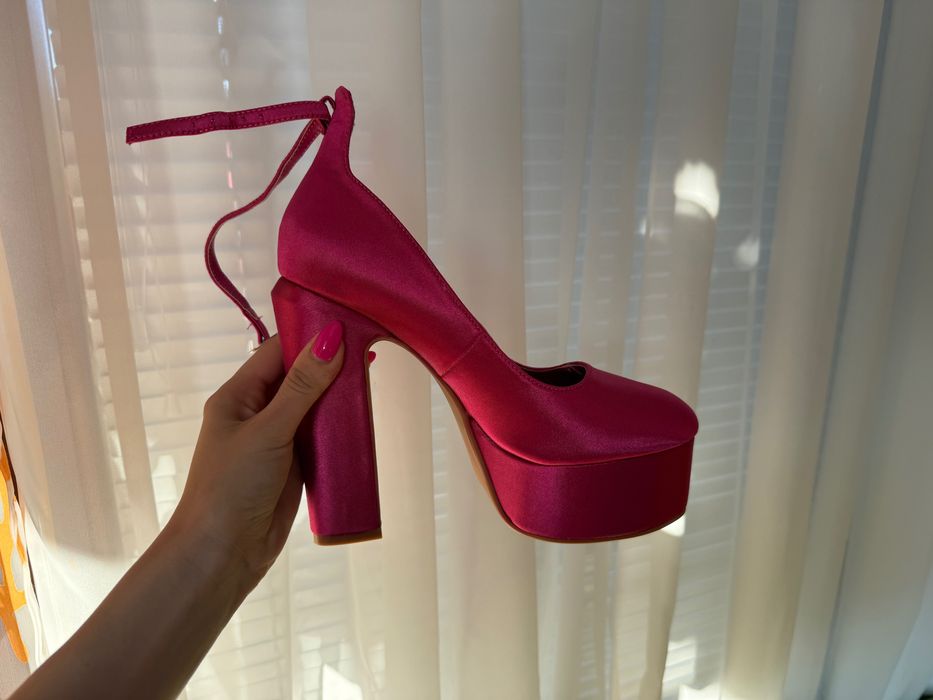 Розови сандали нови