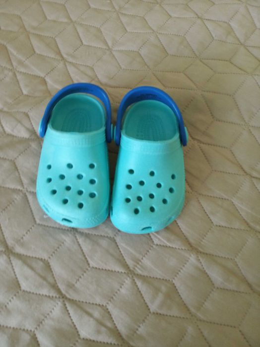 Сандали и кроксове