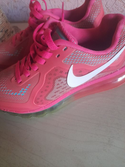 Продаются женские  кроссовки фирмы NIKE