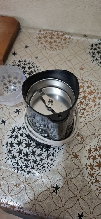 Rasniță de cafea nouâ fără cutie.