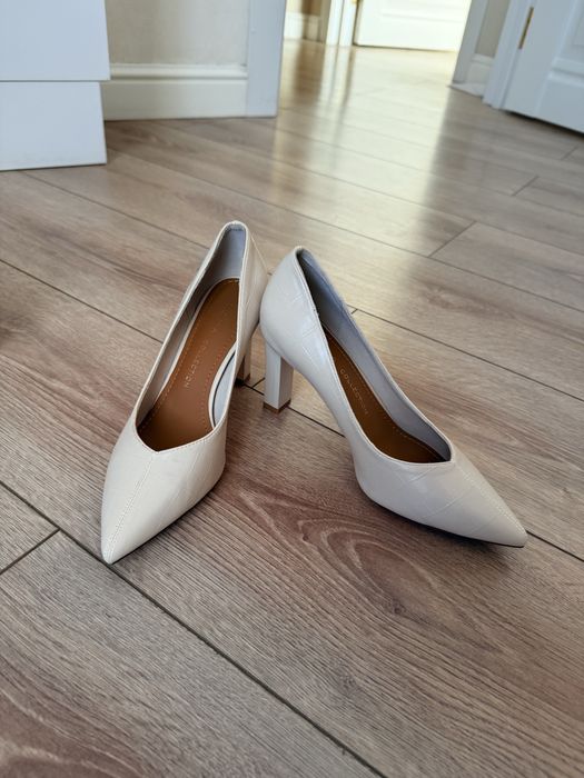 Бежевые туфли-лодочки