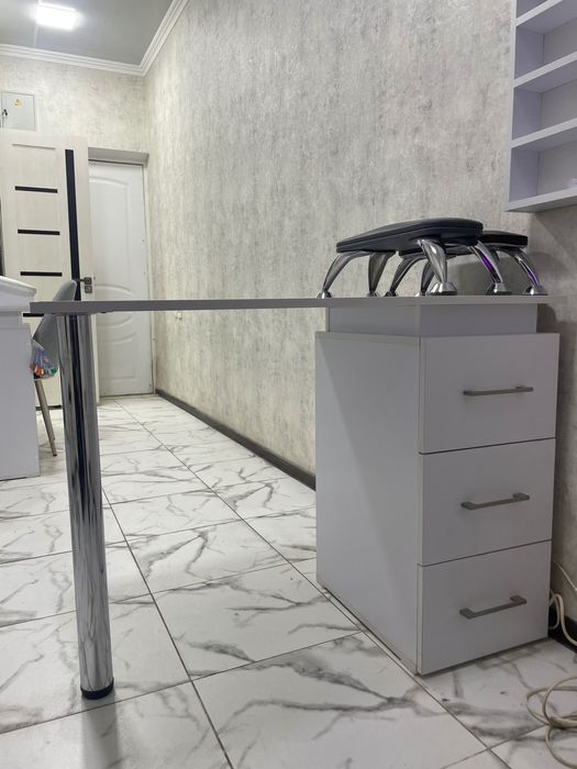 Стол для мастера маникюра б/у в идеальном состоянии