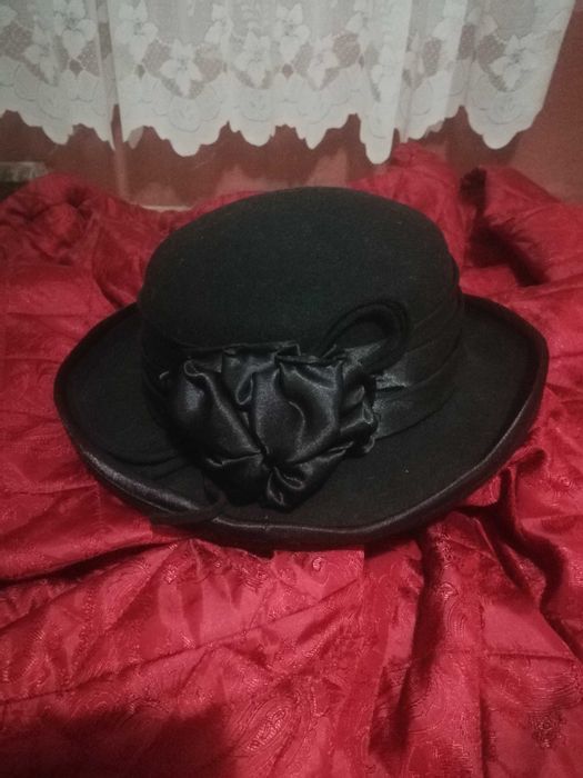 Дамска  шапка в черно