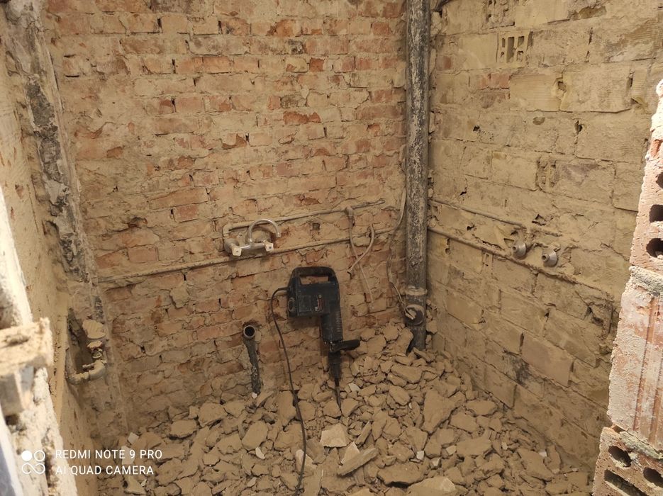 Изхвърляне на строителни и битови отпадъци