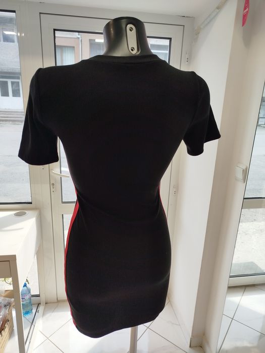 Черна рокля с бяла и червена лента