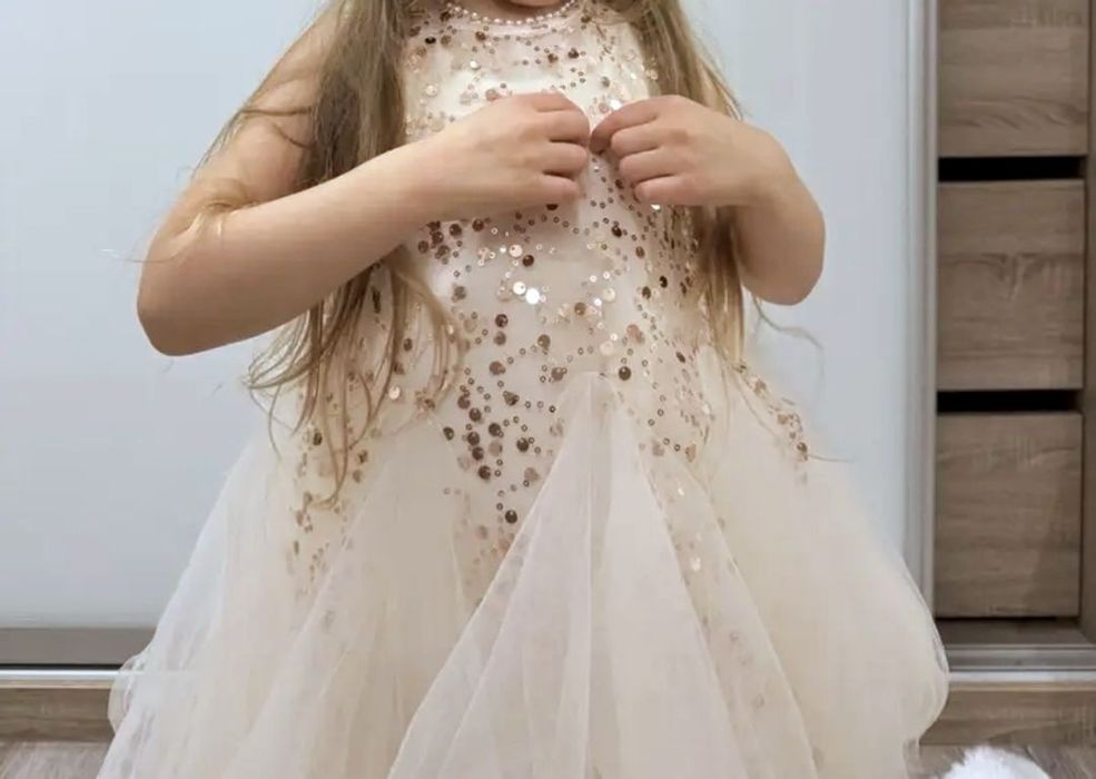 Златиста рокля за повод