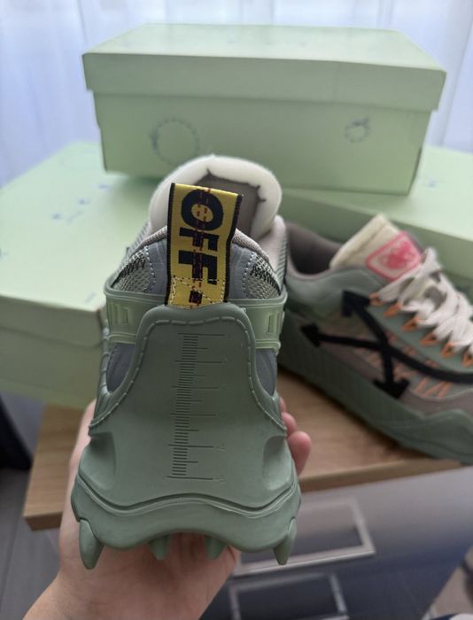 vand adidasi off white odsy 1000