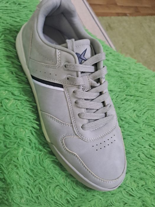 Продам кроссовки мужские 40 р