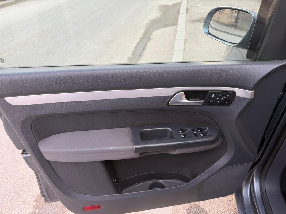 Vând Volkswagen Touran, 2008 ,2.0 TDI,140 CP, 12.500 lei Negociabil