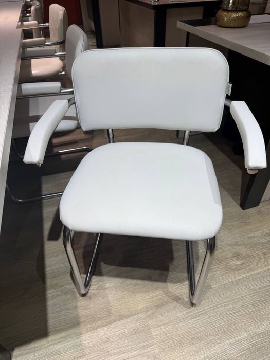 Стулья для офиса белые