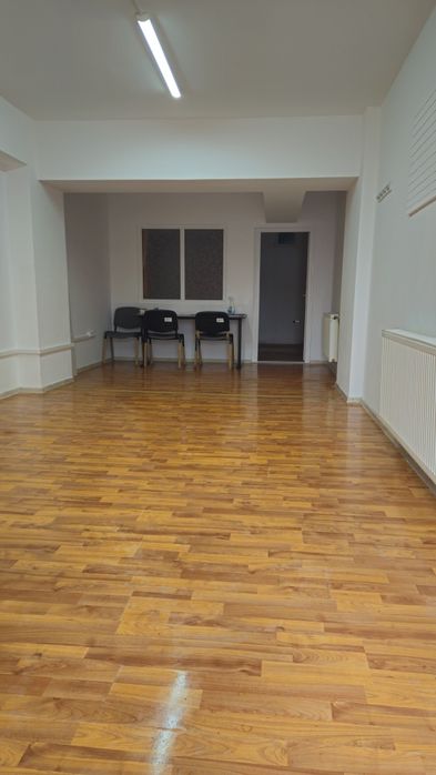 Spatiu comercial cu parcare proprie direct din strada !