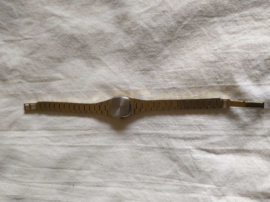 Продавам дамски часовник "Чайка"