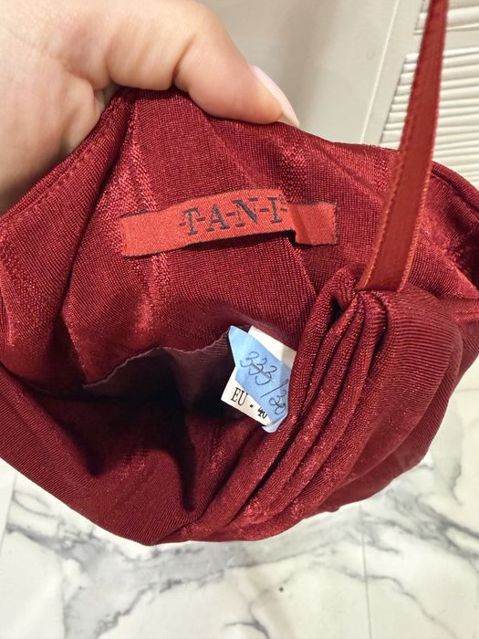 Стилна червена рокля