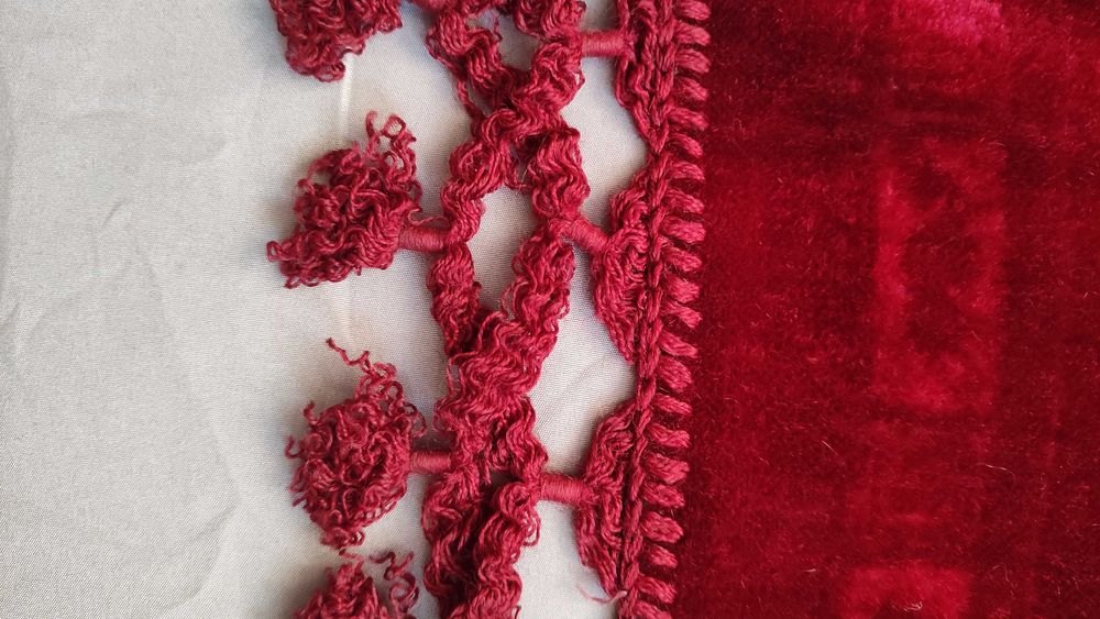 Тежка кадифена покривка за маса с фестони