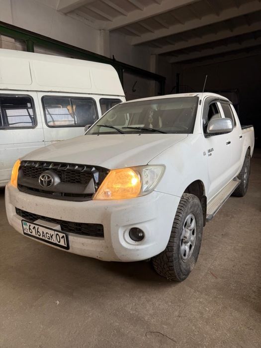 Срочно продам Toyota Hilux2011