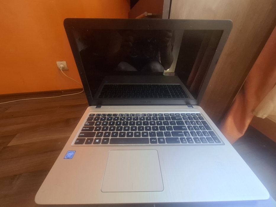 Leptop se vinde cu un singur defect