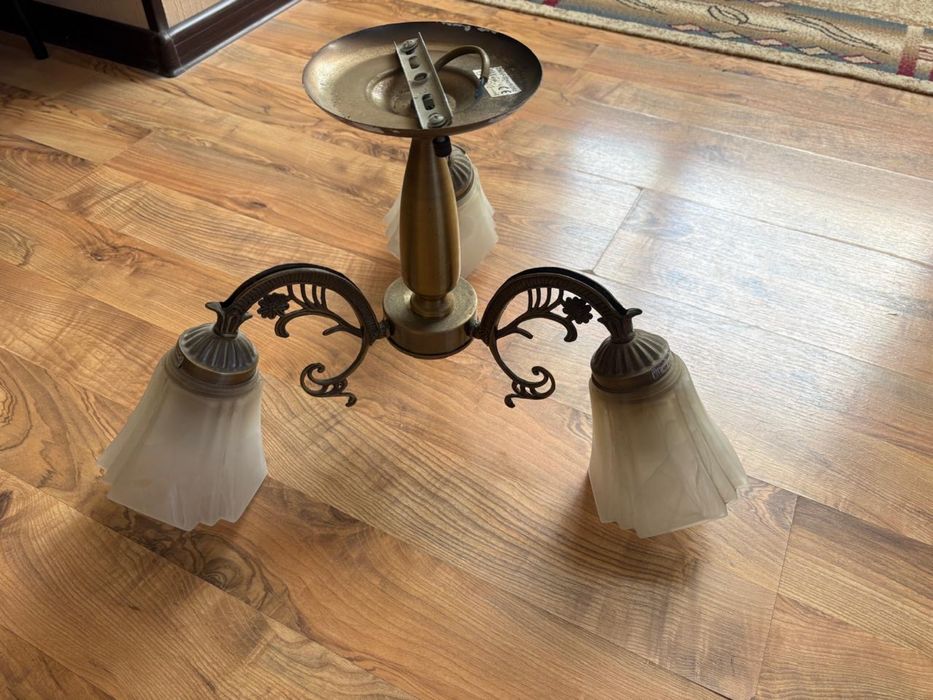 Люстра с тремя лампами