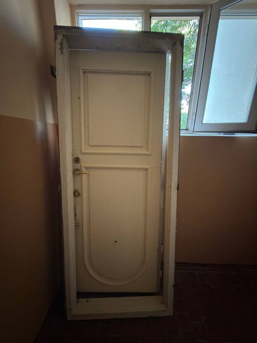 Kvartira uchun kirish eshigi temir