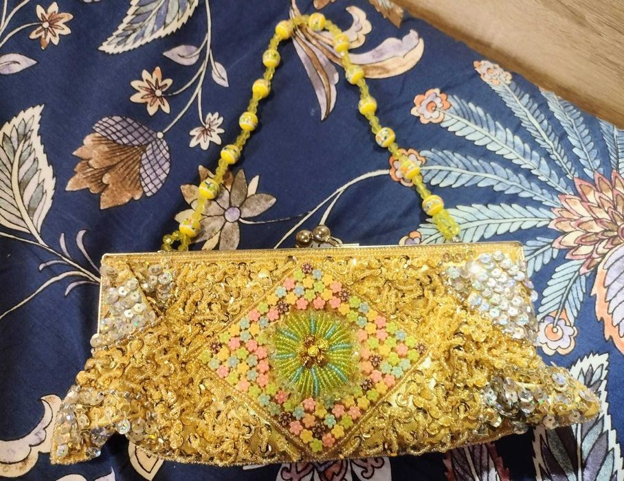 Нова ефектна златиста чанта бижу