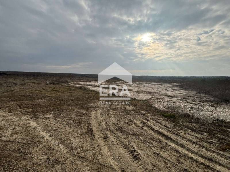 Атрактивен парцел на главен път