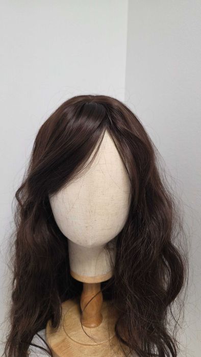 Perucă HAIRCUBE lungă ondulată șaten ciocolatiu, cărare naturală