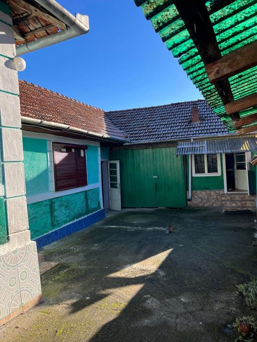 Casa la tara cu gradina