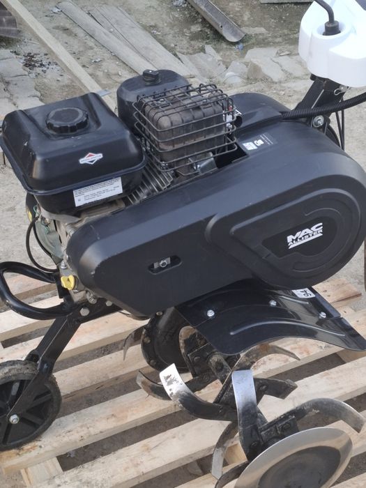Vând motosapă Briggs&Stratton