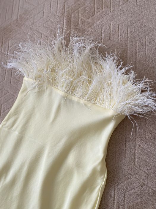 Сатенена жълта рокля от Zara