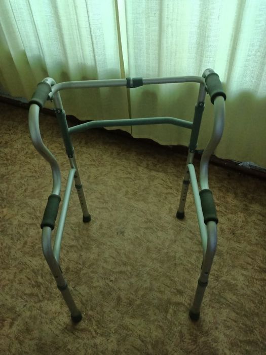 Продам ходунки для пожилых