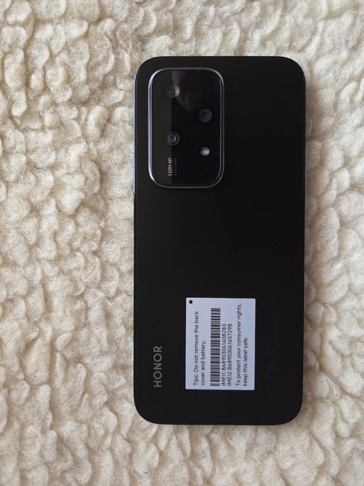 Продавам чисто нов смартфон HONOR 200