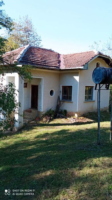 Къща с двор  спокойно място в полите на Стара планина