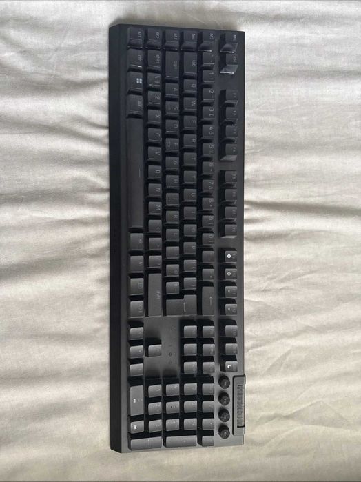 Продавам механична геймърска клавиатура Razer BlackWidow V4 GRN SWTCHS