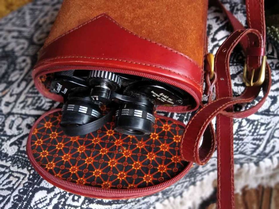 Висококачествен бинокъл в калъф, може да се добави статив