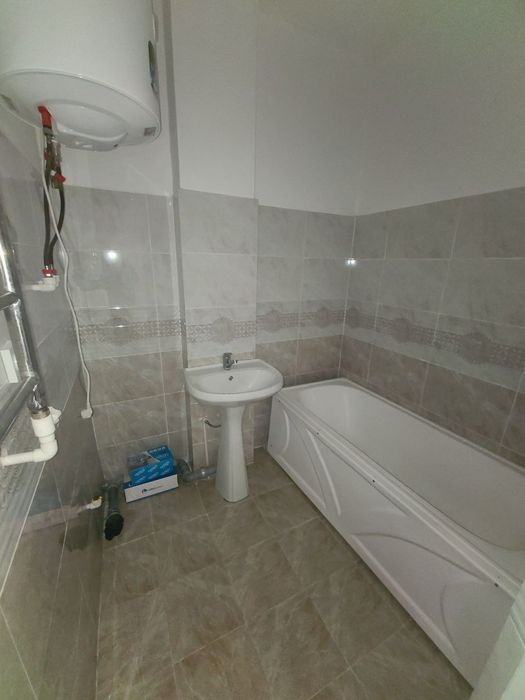 Yangi bozorni oldida joylashgan yangi dom 6 etaj 2 xonali