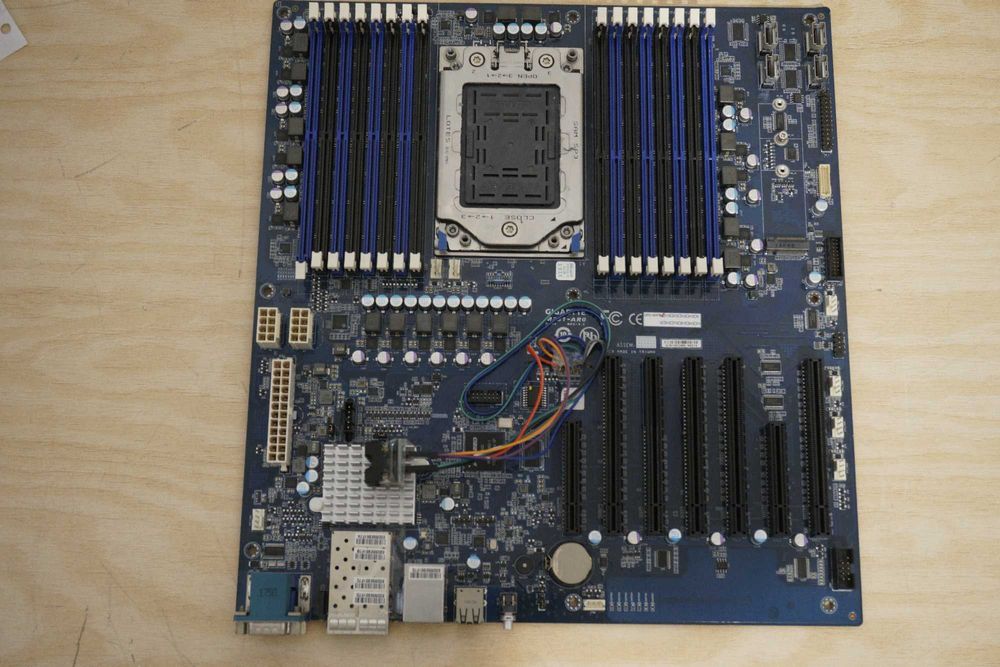 НЕ Е ТЕСТВАНО/НЕРАБОТЕЩО! Workstation Дънна платка Gigabyte MZ31 AR0 за AMD Epyc 7001/7002/7003 series процесори до 64 ядра, DDR4 ECC памет, ДДС
