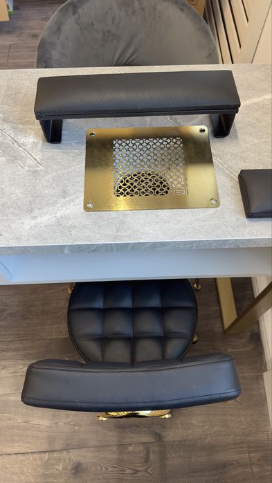 Scaun profesional salon – Negru cu auriu – Reglabil pe înălțime