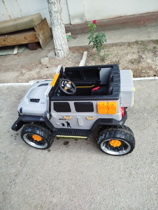 Bolalar akkumulyatorli moshina pultli deyarli yangi