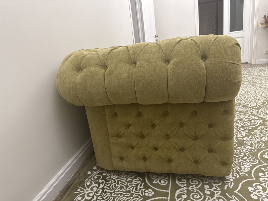 Диван горчично-желтого цвета