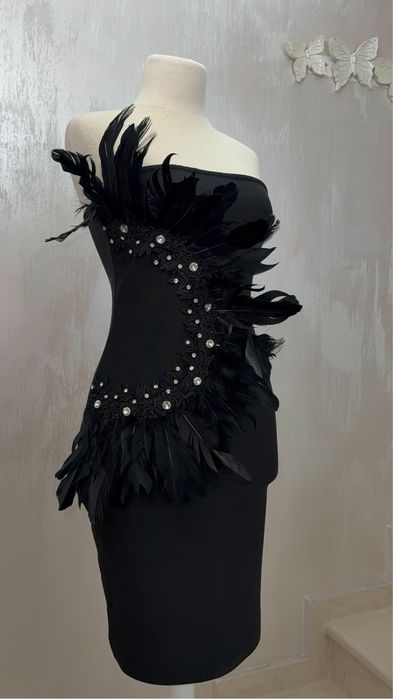 Елегантна черна рокля с пера и камъни – S/M/L (еластична)