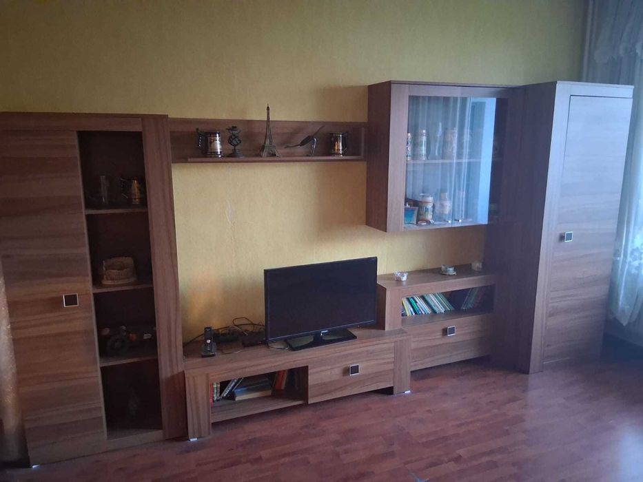 Холна секция с гардеробче, цвят орех - отлично състояние, от Айко