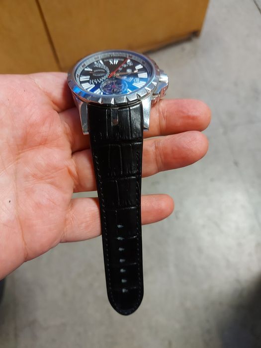 Продавам часовник Roger Dubuis