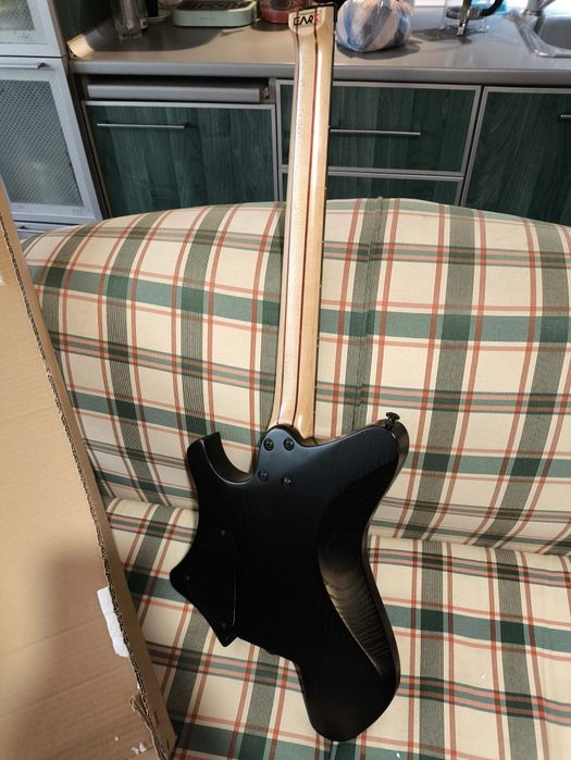 Електрическа китара EART GW1-NBK
Headless, 24 stainless steel rounded