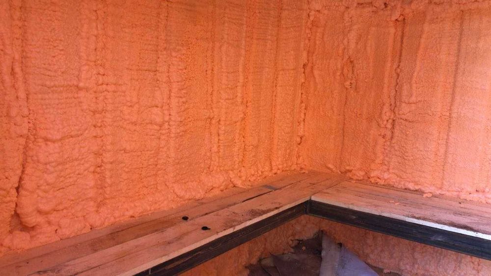 напыляемый утеплитель для потолка и стен