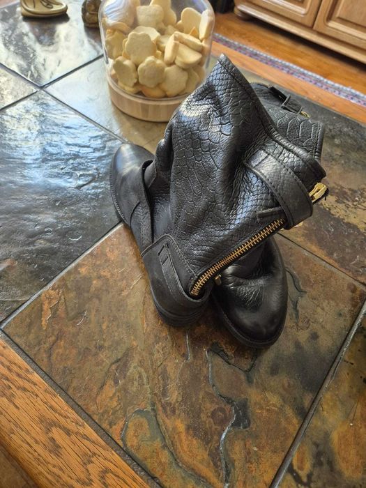 Cizme scurte negre piele necaptusite