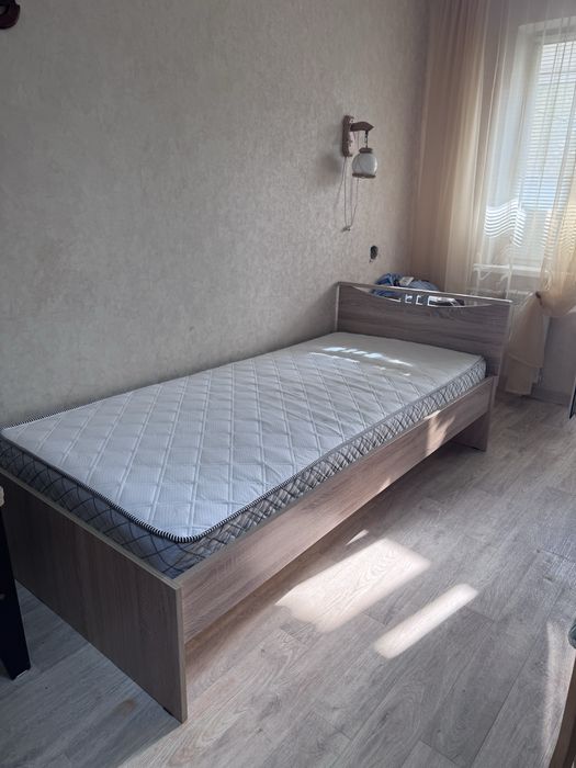 Кровать, матрас.
