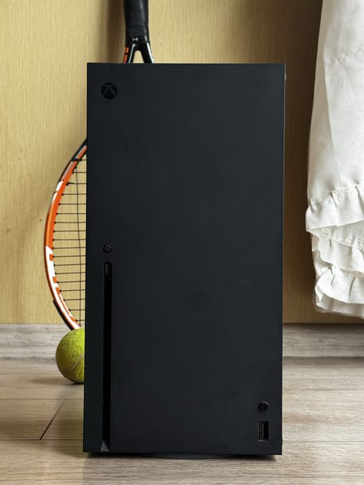 Xbox Series X + игри + контролер – отлично състояние