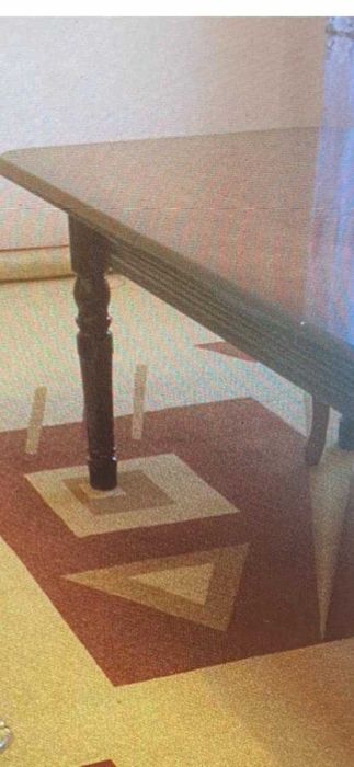 Полированный стол. Кілем