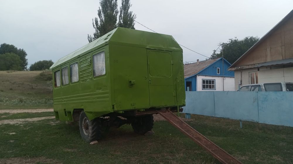 Кунг на тракторном прицепе.
