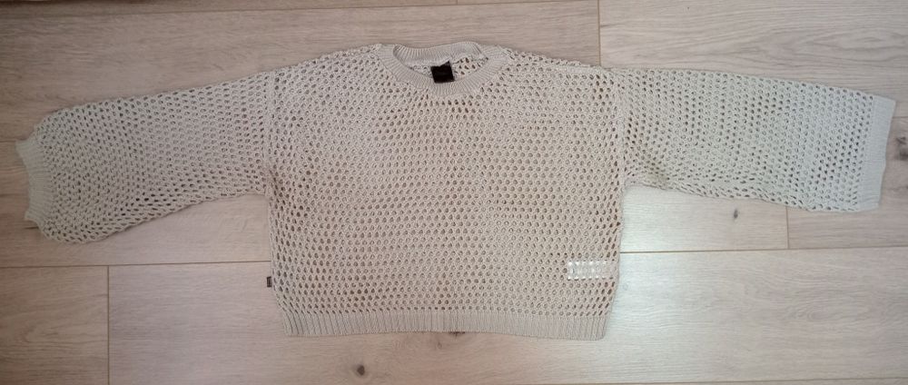 Свитер в сетку бежевого цвета