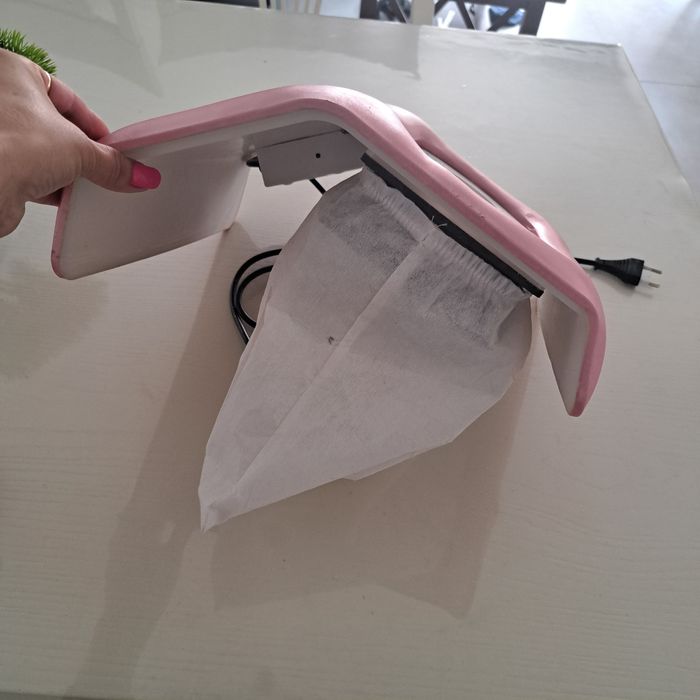 Aspirator praf unghii